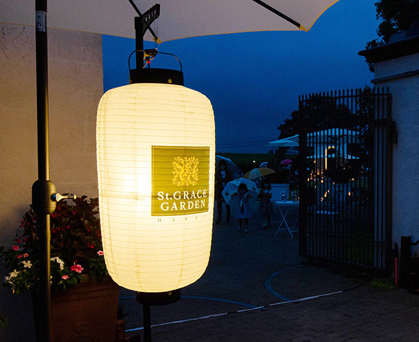 実績事例1123：ガーデニング霊園様の入り口用オリジナル提灯　活用風景