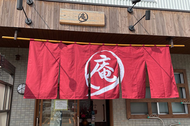 実績事例1175：介護福祉事業様の店舗装飾用オリジナル店頭のれん　活用風景