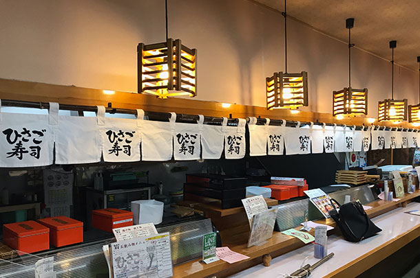 実績事例1176：お寿司屋様の店舗装飾用オリジナル間仕切りのれんを製作しました。