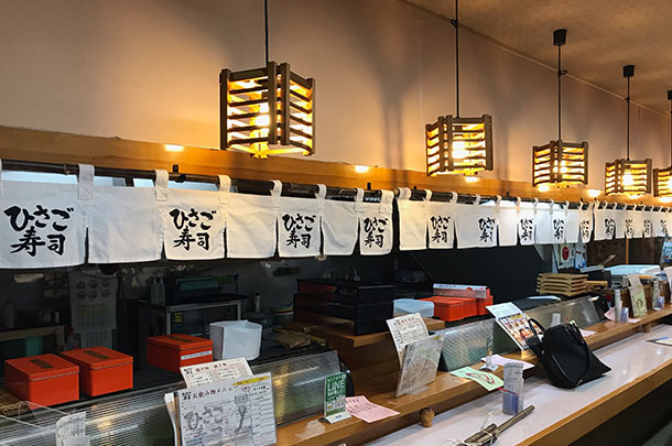 実績事例1176：お寿司屋様の店舗装飾用オリジナル間仕切りのれんを製作しました。