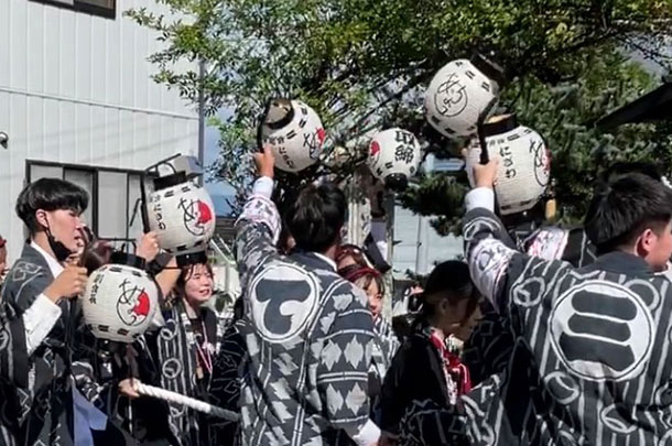 実績事例1299：中学校同級会様の例大祭用オリジナル祭り提灯　活用風景