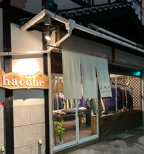 実績事例1307：古着屋様の店舗装飾用オリジナル店頭のれん　活用風景2