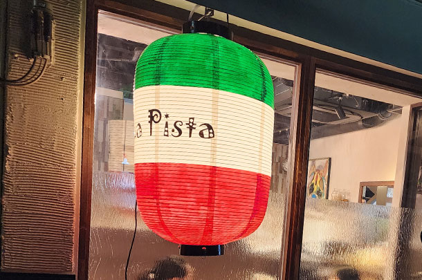 実績事例1380：イタリアンレストランの店舗装飾用オリジナルビニール提灯　活用風景