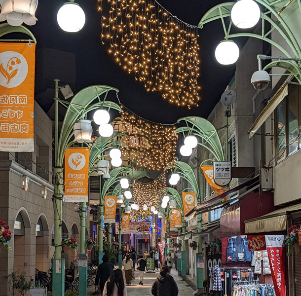 実績事例1387：商店街様の屋外用オリジナルフラッグ　活用風景2