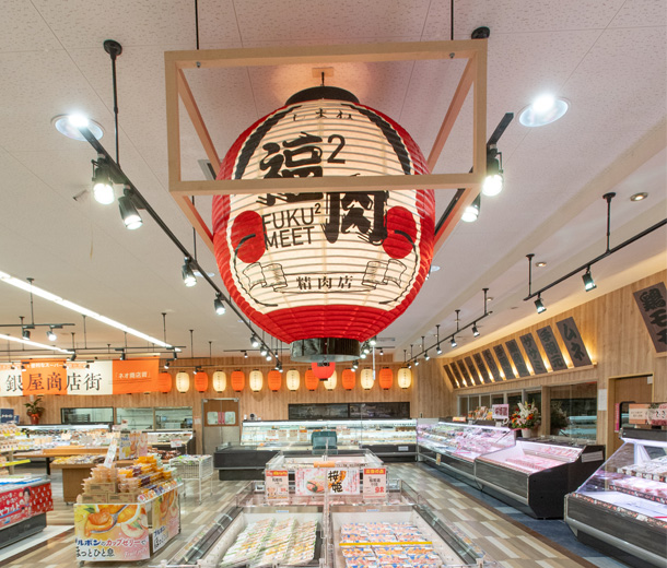 実績事例1393：スーパーマーケット様の店舗装飾用オリジナル和紙提灯　活用風景2