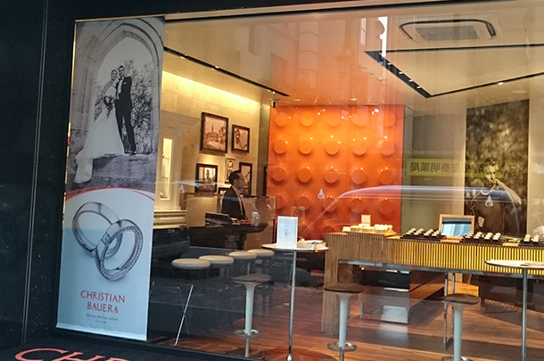 実績事例149:ブライダルジュエリー店様のオリジナル店舗タペストリーを製作しました。