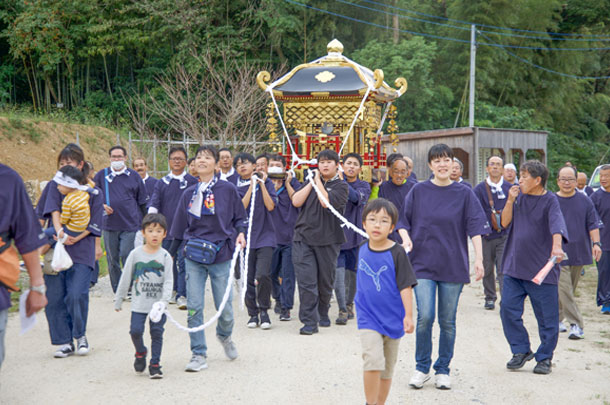 実績事例1448：神社様のお祭り用オリジナル手ぬぐい　活用風景2