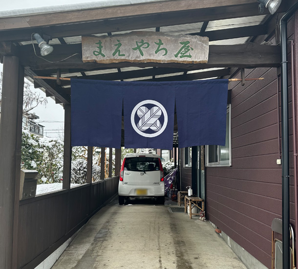 実績事例1494：蕎麦屋の店舗装飾用オリジナル店頭のれん　活用風景2