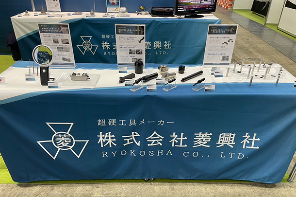 実績事例1645:工具メーカー様の展示会用オリジナルテーブルクロス 活用風景