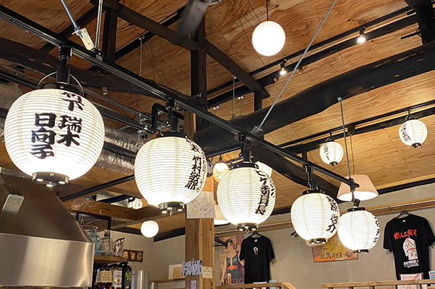 実績事例1669:居酒屋様の店舗装飾用オリジナルビニール提灯 活用風景