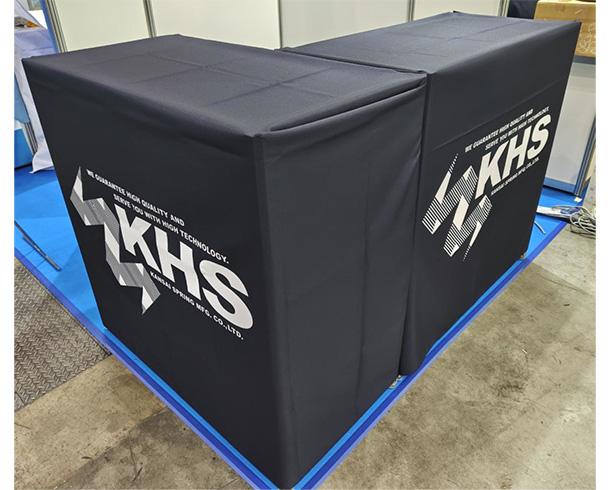 実績事例1671:バネ製造業者様の展示会用オリジナルテーブルクロス 活用風景