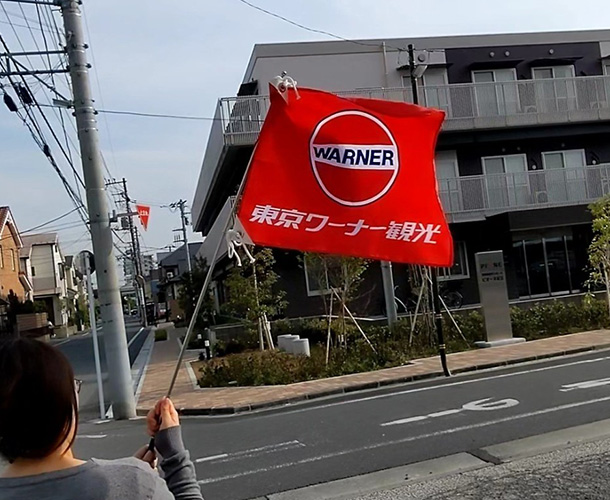 実績事例1672:観光バス会社のツアー用オリジナル手旗 活用風景2