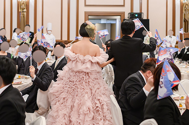 実績事例1676:個人様の結婚式用オリジナル手旗 活用風景2