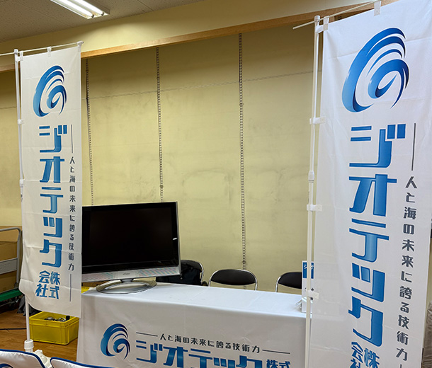 実績事例1677:水中工事業者様のイベント用オリジナル椅子カバー、テーブルクロス、のぼり 活用風景2