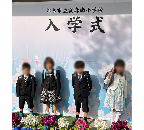 実績事例1679:小学校様のオリジナル入学式パネル 活用風景