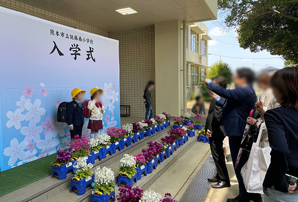実績事例1679:小学校様のオリジナル入学式パネル 活用風景2