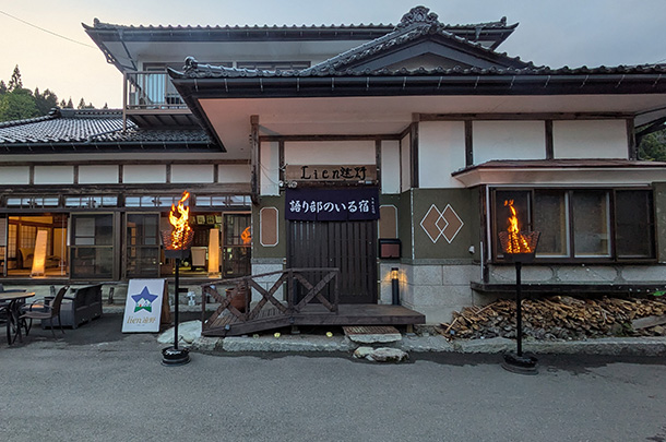 実績事例1684:古民家宿様の店舗装飾用オリジナル店頭のれん 活用風景2