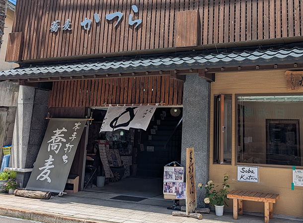 実績事例1688:蕎麦屋様の店舗装飾用オリジナル店頭のれん 活用風景2