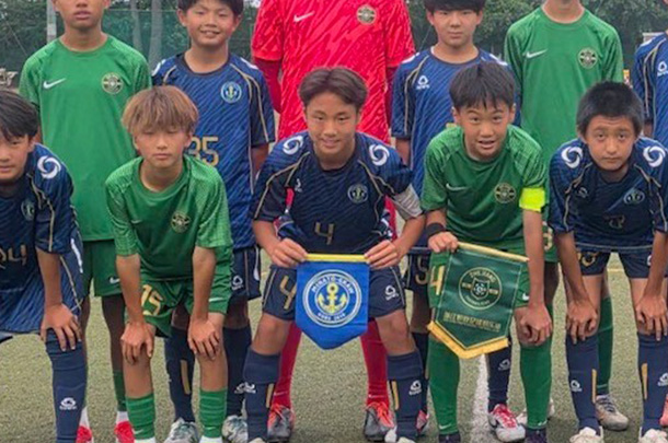 実績事例1694:ジュニアサッカークラブの試合交換用オリジナルペナント 活用風景
