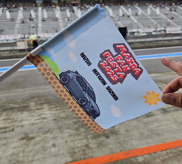 実績事例1716：自動車体験イベントのオリジナル手旗　活用風景