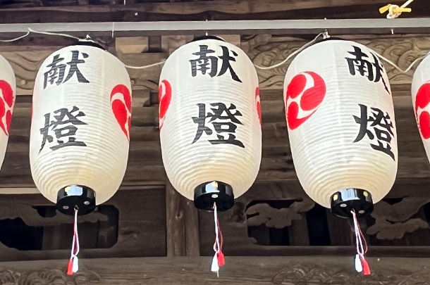 実績事例1717：秋祭りの献燈用オリジナル和紙風ビニール提灯　活用風景