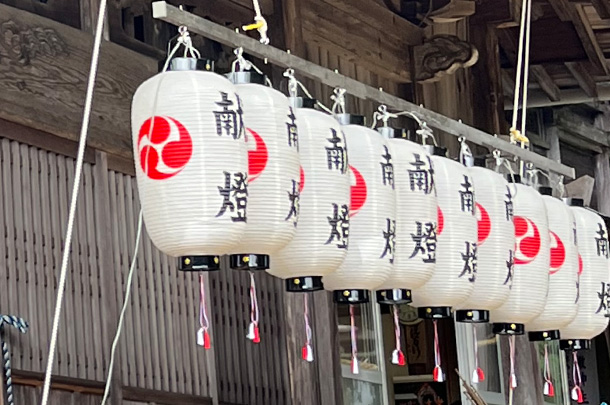 実績事例1717：秋祭りの献燈用オリジナル和紙風ビニール提灯　活用風景2