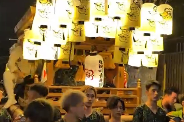 実績事例1723：青年団様のだんじり祭り用オリジナル和紙提灯　活用風景