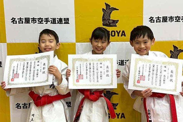 実績事例1728：空手道連盟様の大会用オリジナルバックパネル　活用風景2