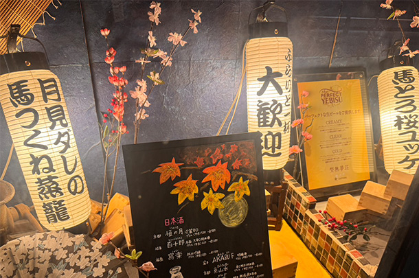 実績事例1731：馬肉料理店様の店舗装飾用オリジナル弓張提灯　活用風景