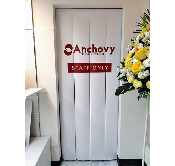 実績事例1733：アニメグッズショップ様の店舗装飾用オリジナル間仕切りのれん　活用風景