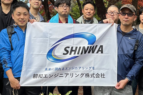 実績事例1737：エンジニア派遣会社様のオリジナル社旗　活用風景