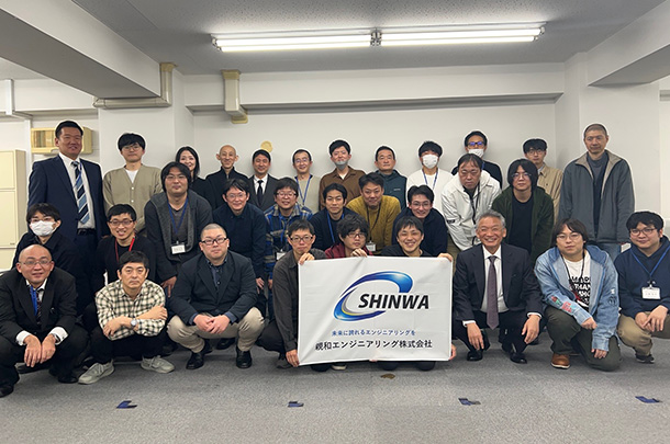 実績事例1737：エンジニア派遣会社様のオリジナル社旗　活用風景2