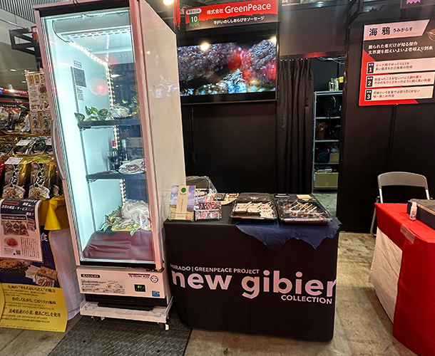 実績事例1739：食品加工販売会社様の展示会用オリジナルテーブルクロス　活用風景