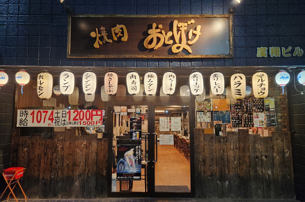 焼き肉店様の店舗装飾用オリジナル長型ビニール提灯　活用風景2