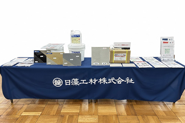 実績事例1743：建築資材販売会社様の展示会用オリジナルテーブルクロス　活用風景