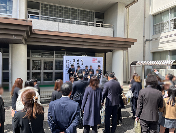 実績事例1744：小学校のオリジナル卒業証書パネル　活用風景2