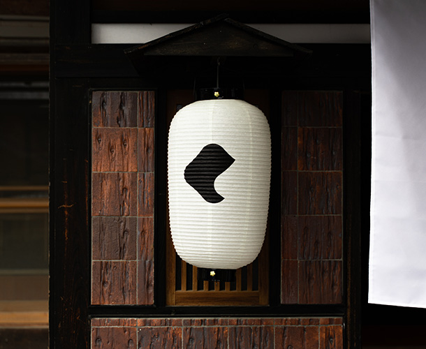 実績事例1747：古民家ホテル様の店舗装飾用オリジナル和紙風ビニール提灯　活用風景