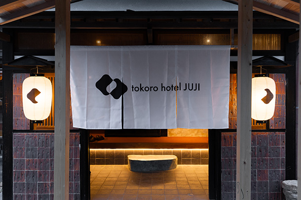 実績事例1747：古民家ホテル様の店舗装飾用オリジナル和紙風ビニール提灯　活用風景2