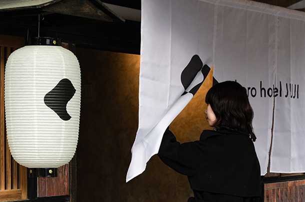 実績事例1747：古民家ホテル様の店舗装飾用オリジナル和紙風ビニール提灯を製作しました。