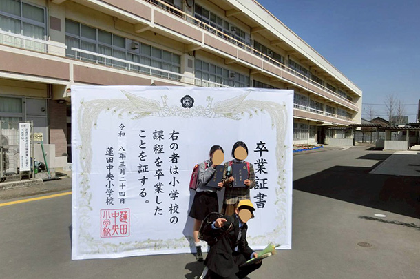 実績事例1748：小学校様のオリジナル卒業証書パネル　活用風景