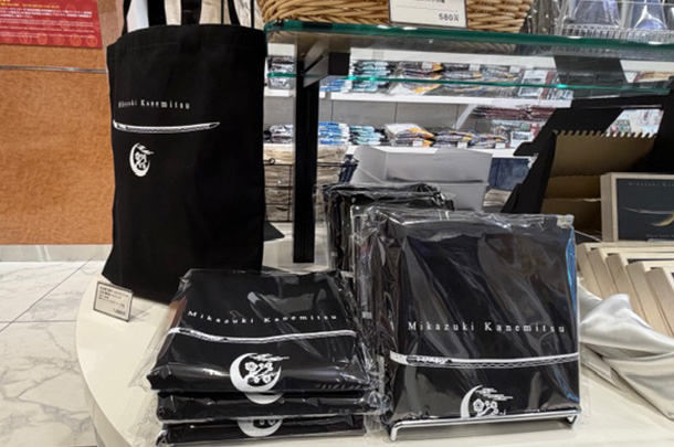 実績事例1754：博物館様のミュージアムグッズ用オリジナルトートバッグ、巾着　活用風景2