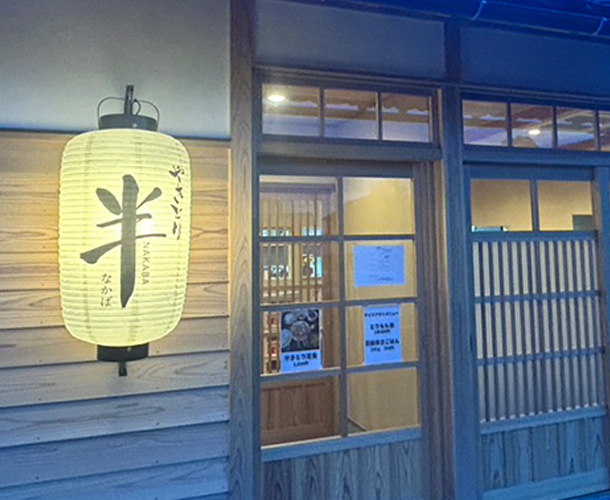 実績事例1757：焼き鳥店様の店舗装飾用オリジナル和紙風ビニール提灯　活用風景