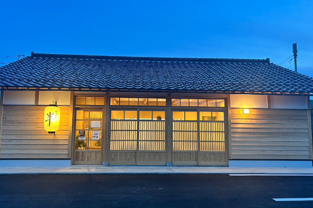 実績事例1757：焼き鳥店様の店舗装飾用オリジナル和紙風ビニール提灯　活用風景2