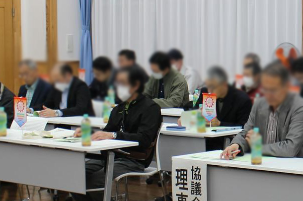 実績事例1760：地域コミュニティ様の総会用オリジナル卓上タペストリー　活用風景2