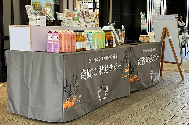 実績事例1763：輸入品販売会社様の催事用オリジナルテーブルクロス　活用風景2