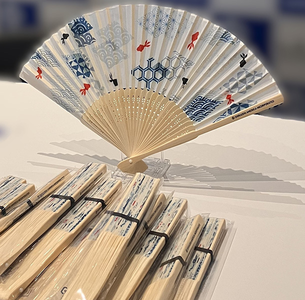 実績事例1768：化学工業メーカー様のオリジナル扇子　活用風景