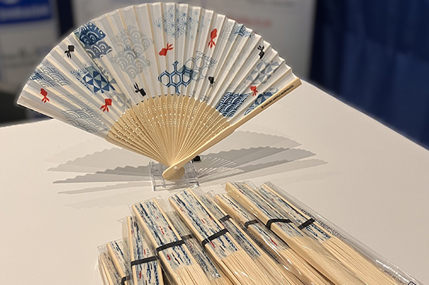 実績事例1768：化学工業メーカー様のオリジナル扇子を製作しました。