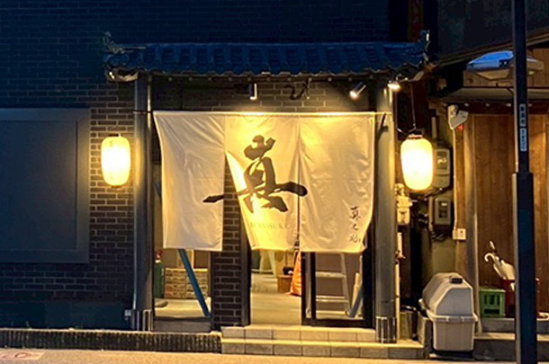 実績事例1775：居酒屋様の店舗装飾用オリジナル和紙風ビニール提灯　活用風景2