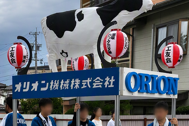 実績事例1786：機器製造会社様の祭り用オリジナルビニール提灯、社旗　活用風景