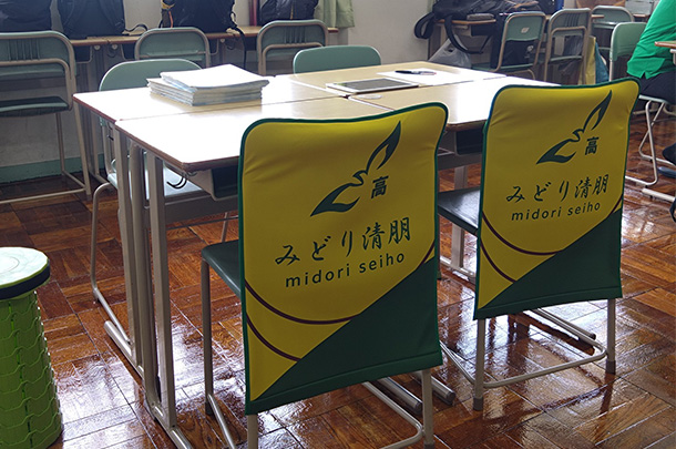 実績事例1795：高等学校様の説明会用オリジナルバナースクリーン、テーブルクロス、椅子カバー　活用風景3
